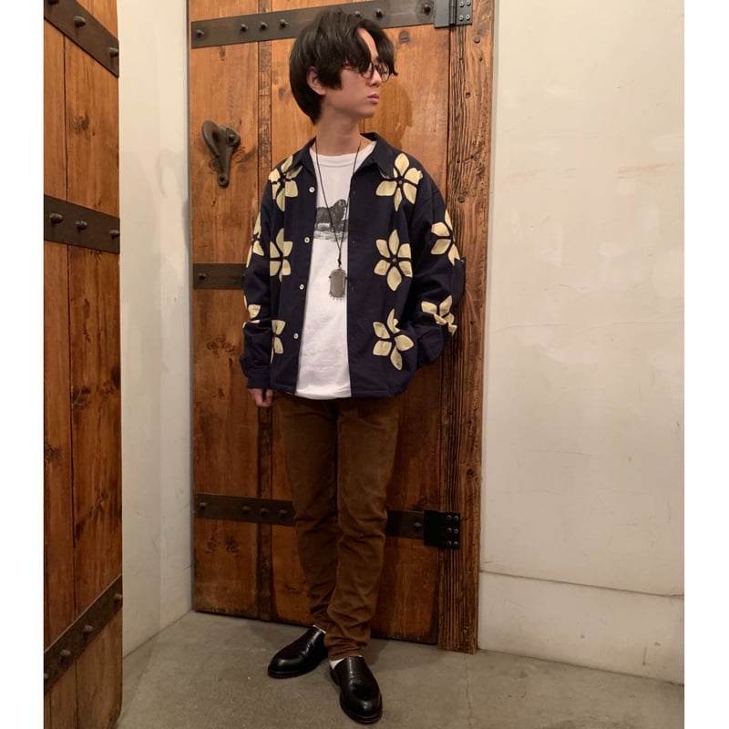 its inconspicuous presence (niche.) Flower Cut