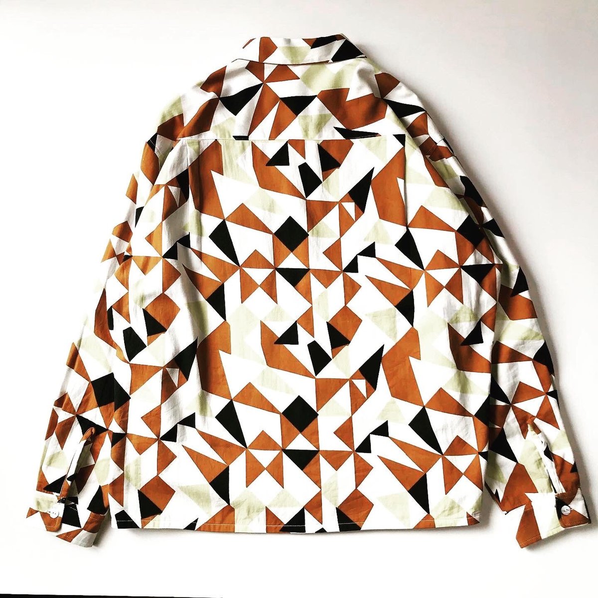 its inconspicuous presence (niche.) Reversible 