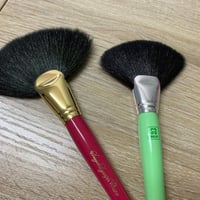 さらっと撫でて不調を改善「魔法の筆」