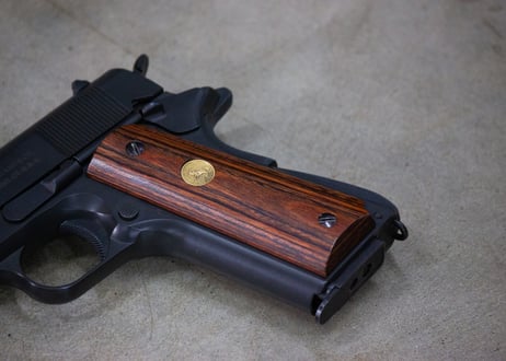 ウッドグリップ｜ガバメント/45AUTO｜メダル/ブラウン　[AWG-1410]