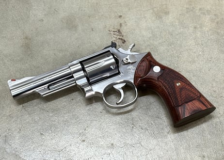 ウッドグリップ / S&W M19 / Kフレーム・スクエアバット / ターゲットグリップ / フットボールカット / チェッカー / ブラウン  [AWG-1473]