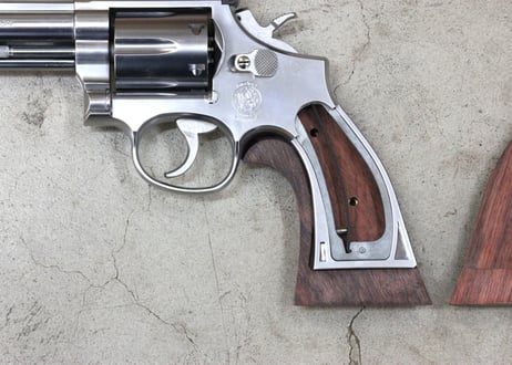 ウッドグリップ / S&W M19 / Kフレーム・スクエアバット / ターゲットグリップ / フットボールカット / チェッカー / ブラウン  [AWG-1473]