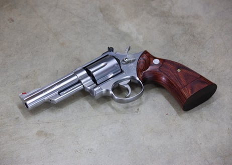 ウッドグリップ / S&W M19 / Kフレーム・スクエアバット / ターゲットグリップ / フットボールカット / チェッカー / ブラウン  [AWG-1473]