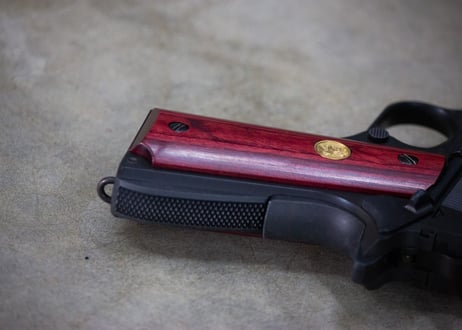 ウッドグリップ｜ガバメント/45AUTO｜メダル/レッド　[AWG-1411]