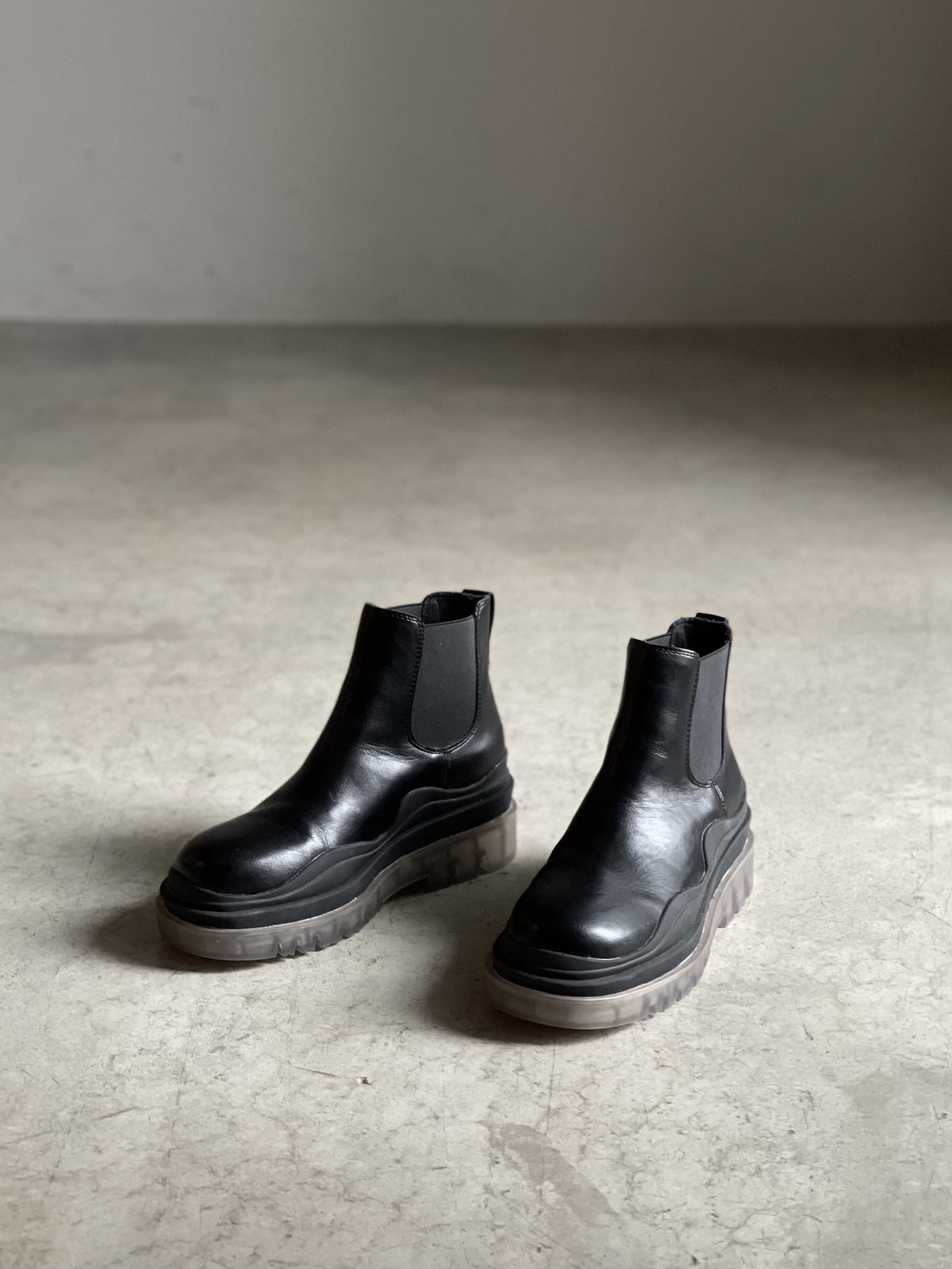 CLEAR SOLE CHELSEA BOOTS | JISTORY