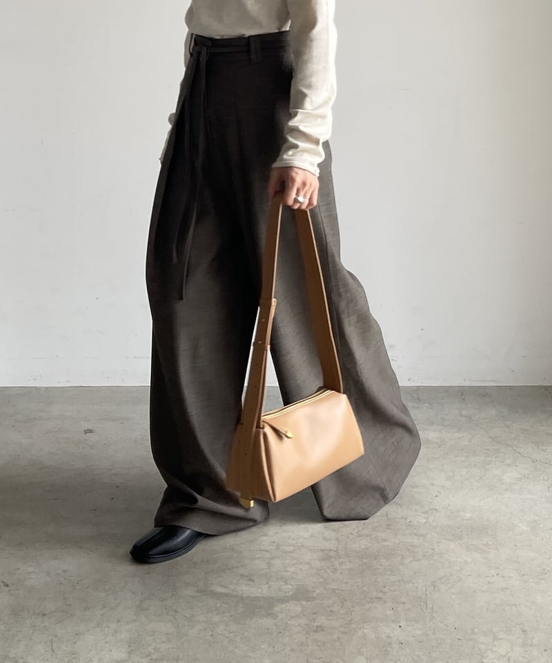 LEATHER ONE SHOULDER BAG【camel:即納 black:11月下旬入...