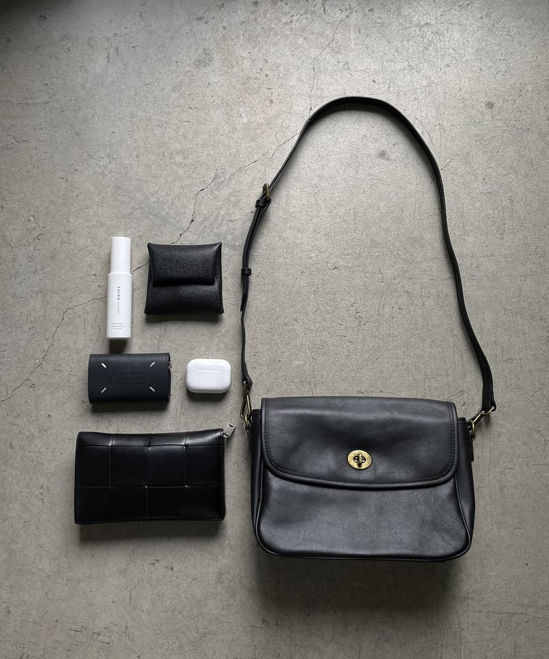 TURN LOCK SQUARE SHOULDER BAG | JISTORY