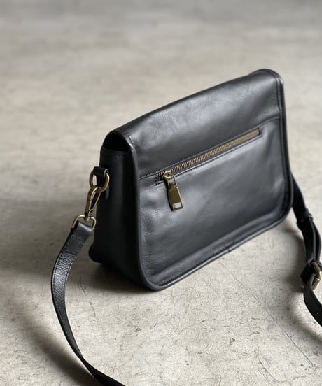 TURN LOCK SQUARE SHOULDER BAG