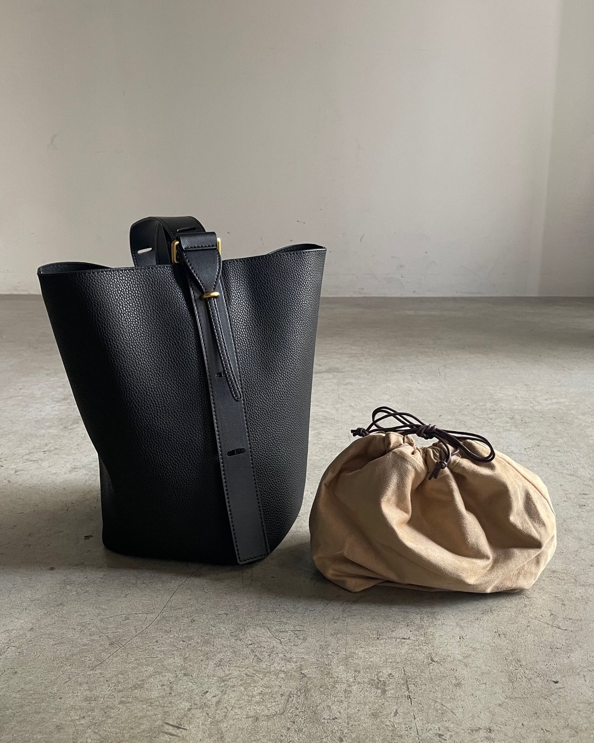 ONE HANDLE BUCKET BAG | JISTORY ONE HANDLE BUCKET BAG | JISTORY