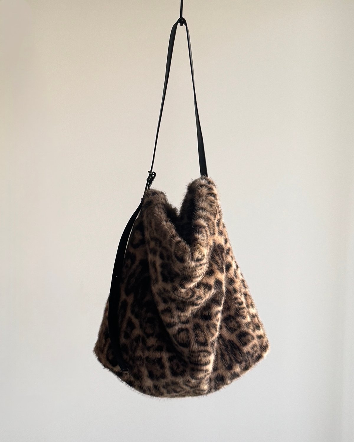 ●大人気【EMIS】LOGO LEOPARD TOTE BAG ★送料・関税込★ LOGO LEOPARD TOTE BAG-BLACK - EMIS