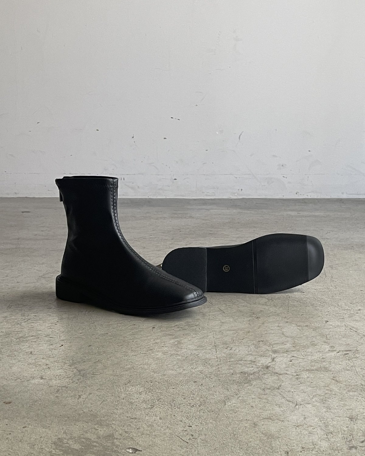 [NACHE] SQUARE TOE BOOTS /追跡付 SQUARE-TOE LEATHER KNEE-HIGH BOOTS - BLACK | COS