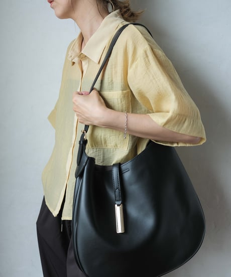 CLAMS SHOULDER BAG