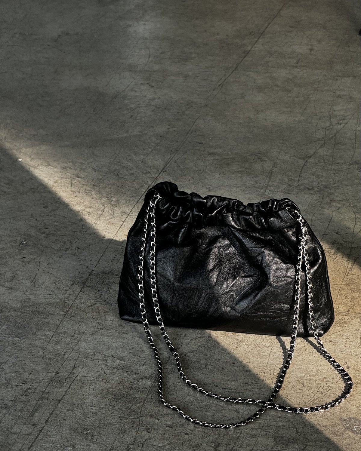 CHAIN SHOULDER WRINKLE BAG | JISTORY CHAIN SHOULDER WRINKLE BAG | JISTORY