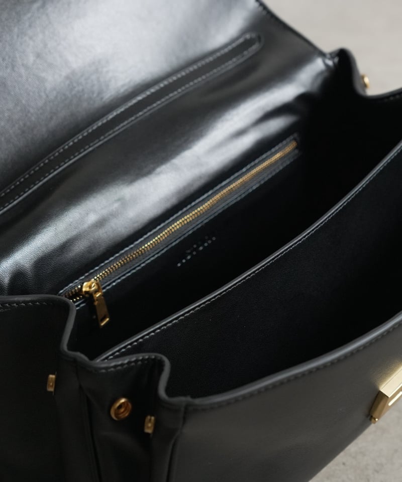 JISTORY GRAIN LEATHER FLAP BAG 黒 GRAIN LEATHER FLAP BAG / 2color | JISTORY