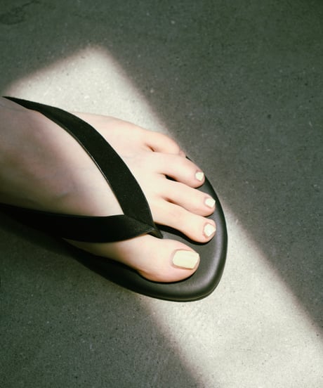 LEATHER THONG SANDALS
