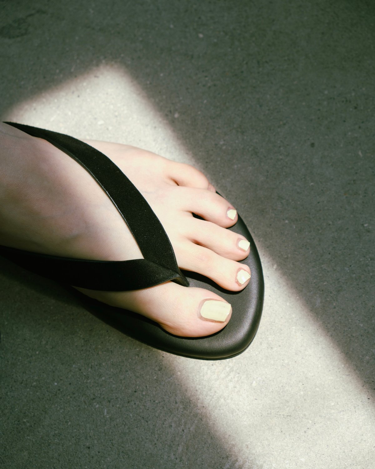 LEATHER THONG SANDALS | JISTORY
