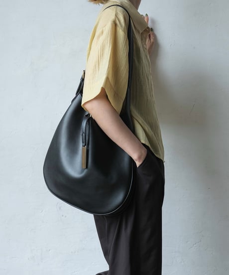 CLAMS SHOULDER BAG