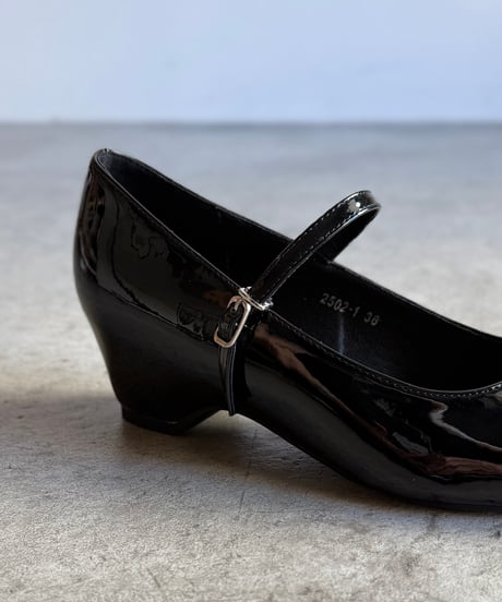 GLOSS HEEL MARY PUMPS