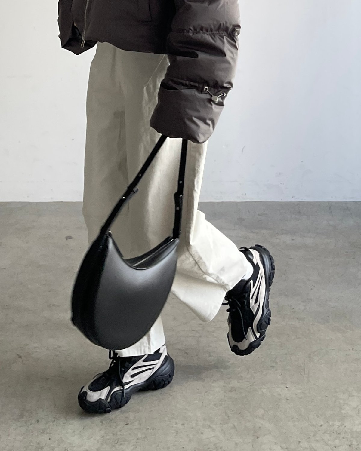 HALF MOON LEATHER SHOULDER BAG | JISTORY