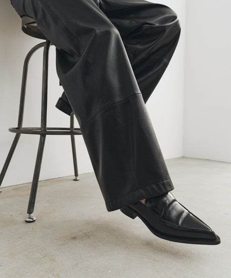 LEATHER POINTED TOE LOAFER / 2color
