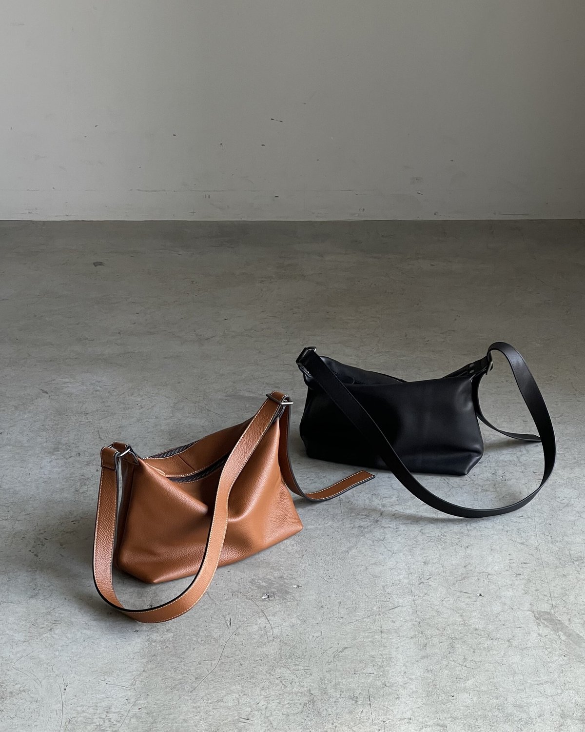 引き続き検討させて頂きますIrury leather square bag black 本革