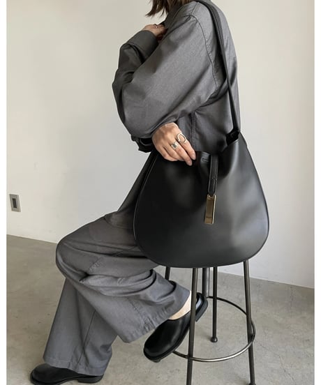CLAMS SHOULDER BAG