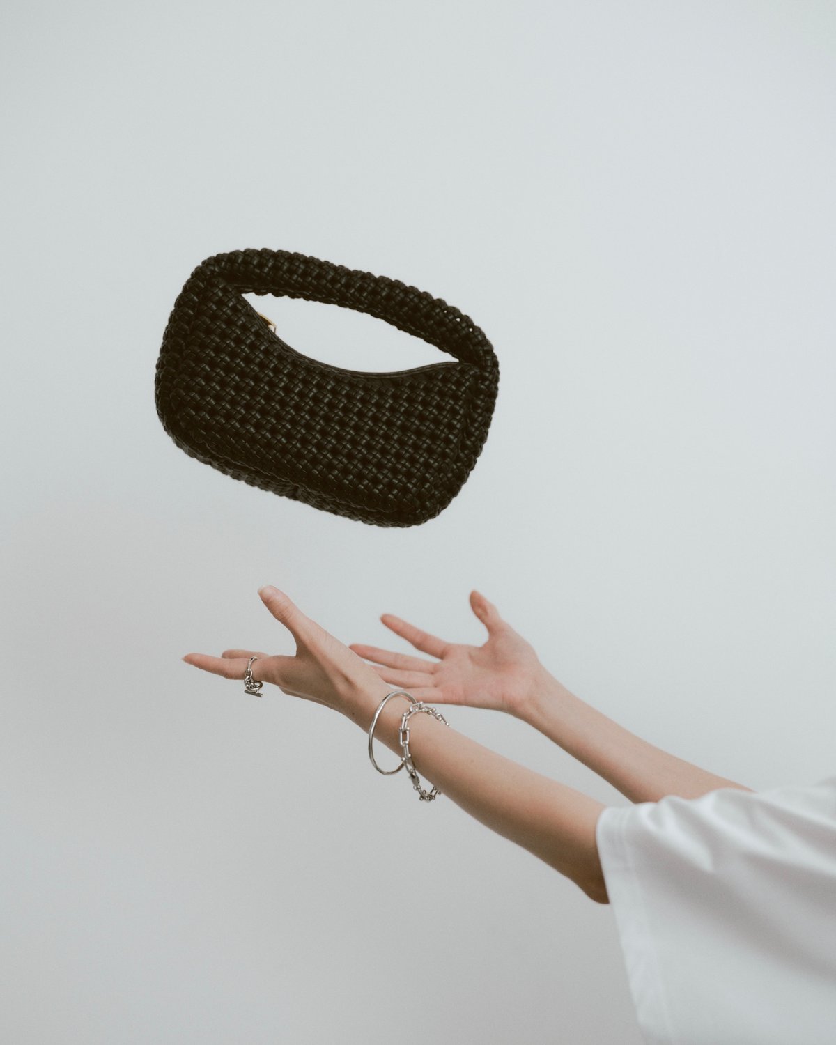 WEAVE HANDLE BAG / 2color | JISTORY