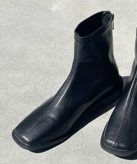 CENTER STITCH SQUARE TOE BOOTS