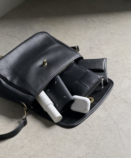 TURN LOCK SQUARE SHOULDER BAG