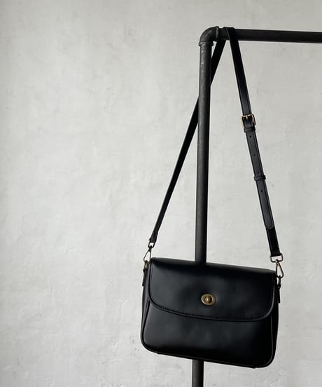 TURN LOCK SQUARE SHOULDER BAG