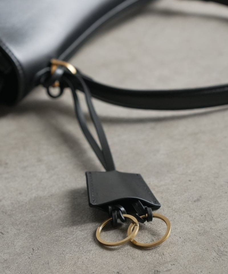 JISTORY GRAIN LEATHER FLAP BAG 黒 GRAIN LEATHER FLAP BAG / 2color | JISTORY