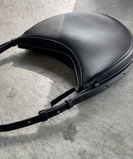HALF MOON LEATHER SHOULDER BAG / 2color