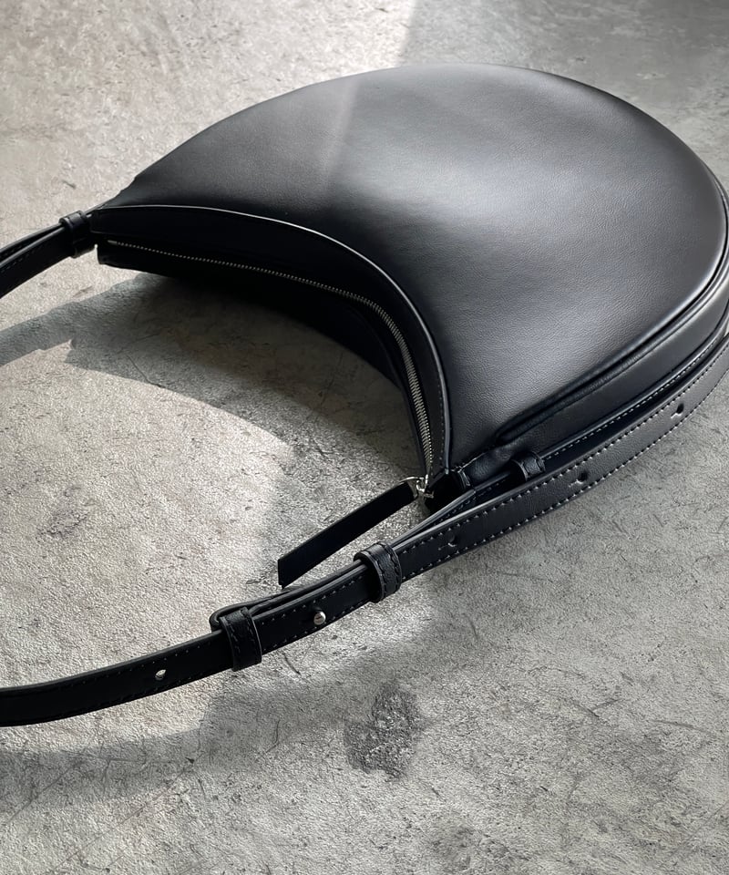 HALF MOON LEATHER SHOULDER BAG / 2color | JISTORY