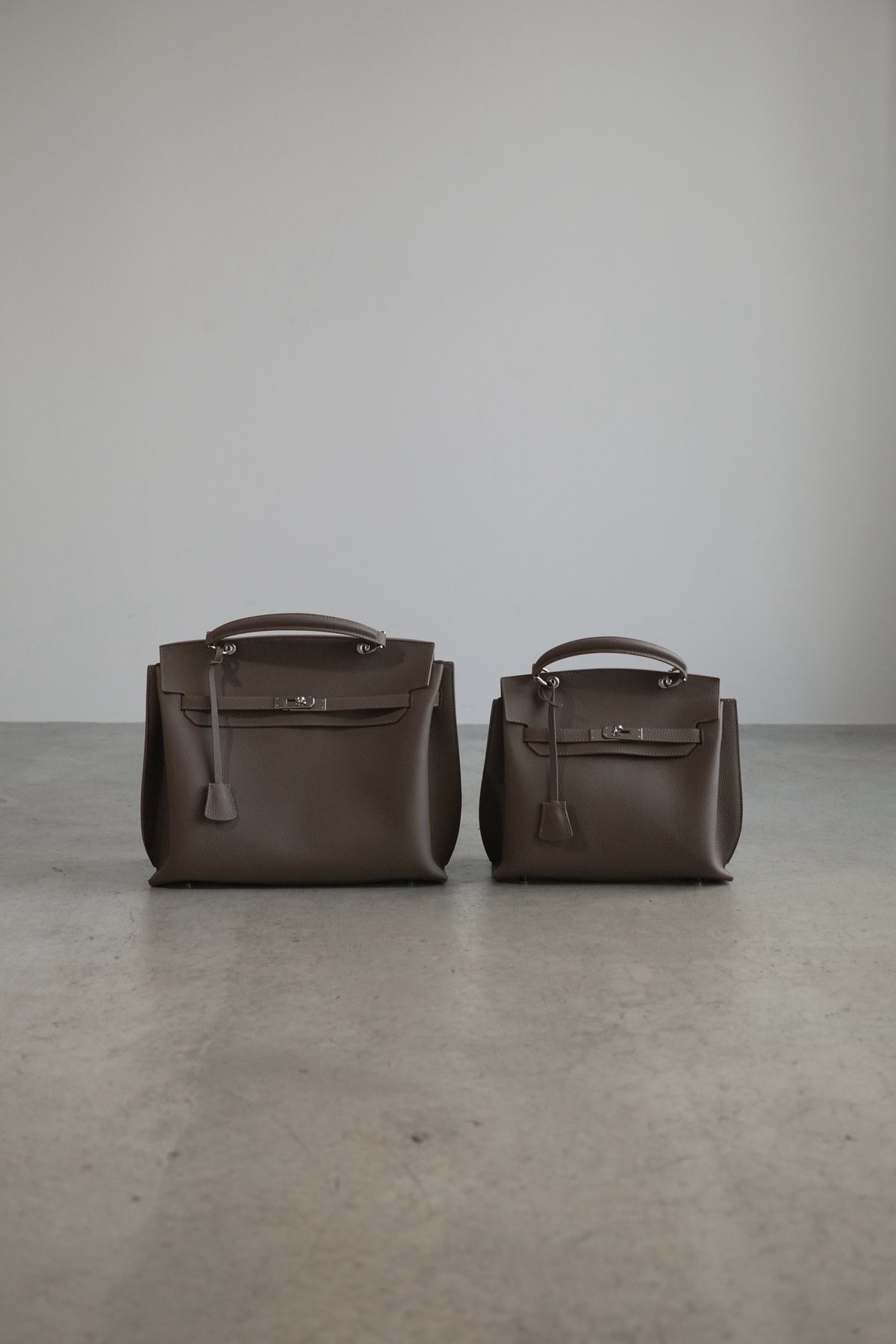 バッグ JISTORY square belt handle bag taupe L SQUARE BELT HANDLE BAG / 3color ＜送料無料＞ | JISTORY