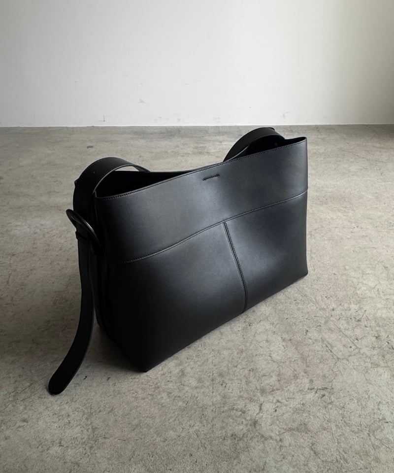 JISTORYジストリー スクエアベルトハンドルバッグlarge ブラック SQUARE BELT HANDLE BAG / 3color ＜送料無料＞ | JISTORY