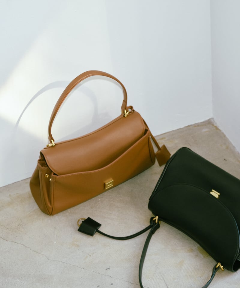 JISTORY GRAIN LEATHER FLAP BAG 黒 GRAIN LEATHER FLAP BAG / 2color | JISTORY