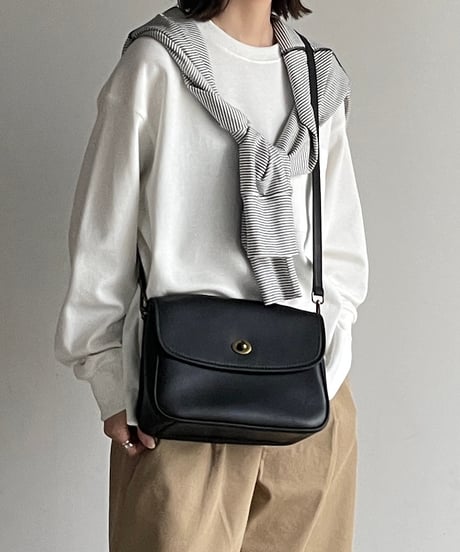 TURN LOCK SQUARE SHOULDER BAG