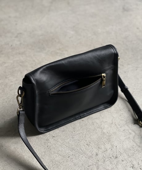 TURN LOCK SQUARE SHOULDER BAG