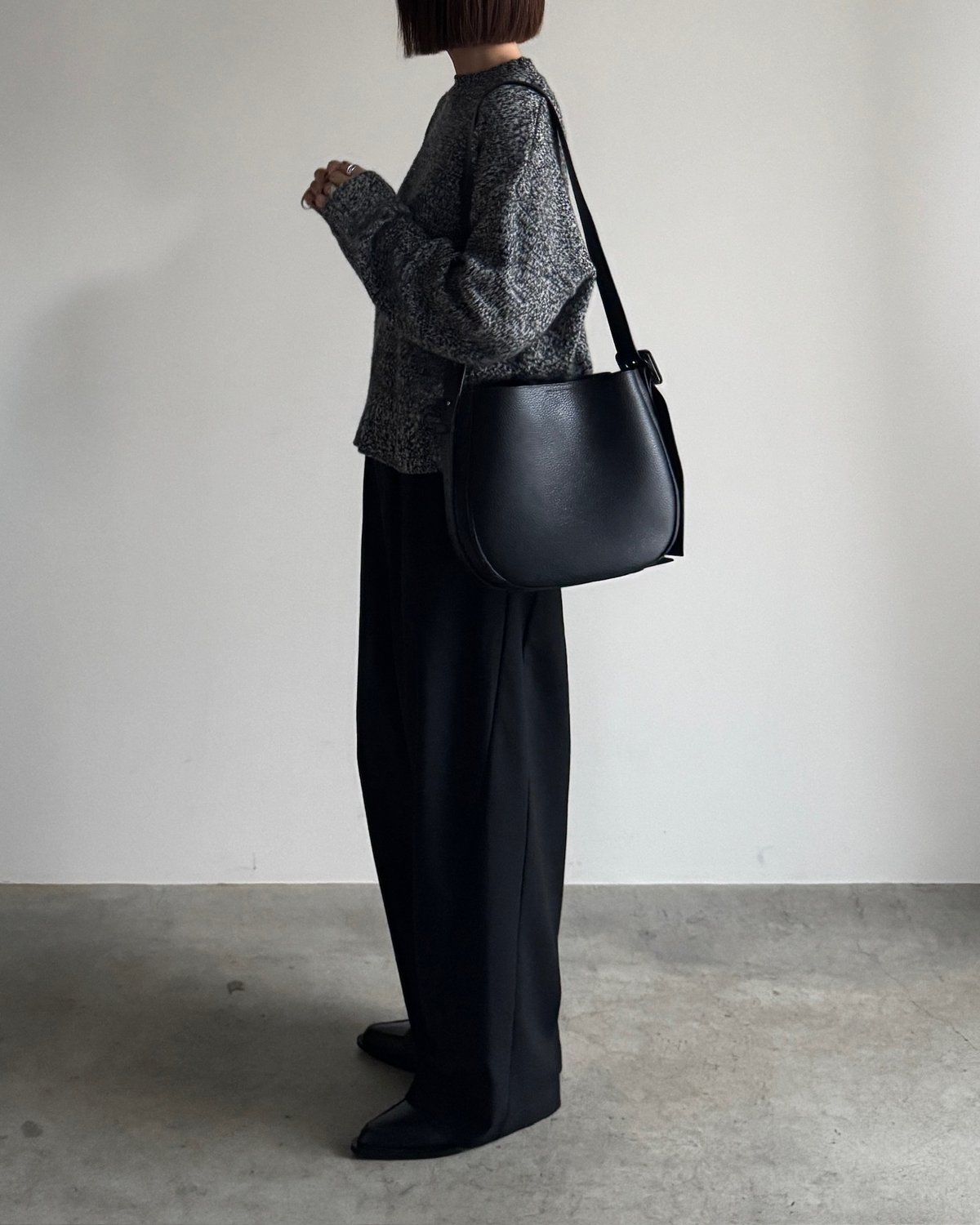 ROUND LEATHER SHOULDER BAG / 2color | JISTORY