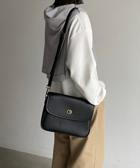 TURN LOCK SQUARE SHOULDER BAG