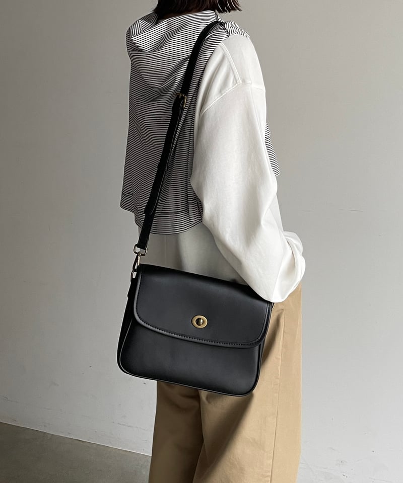 TURN LOCK SQUARE SHOULDER BAG | JISTORY