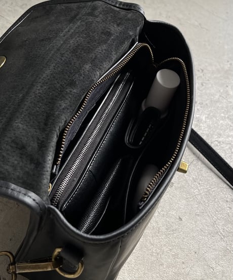 TURN LOCK SQUARE SHOULDER BAG