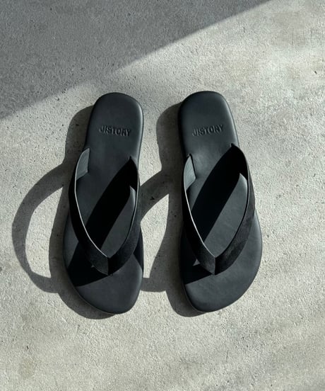 LEATHER THONG SANDALS