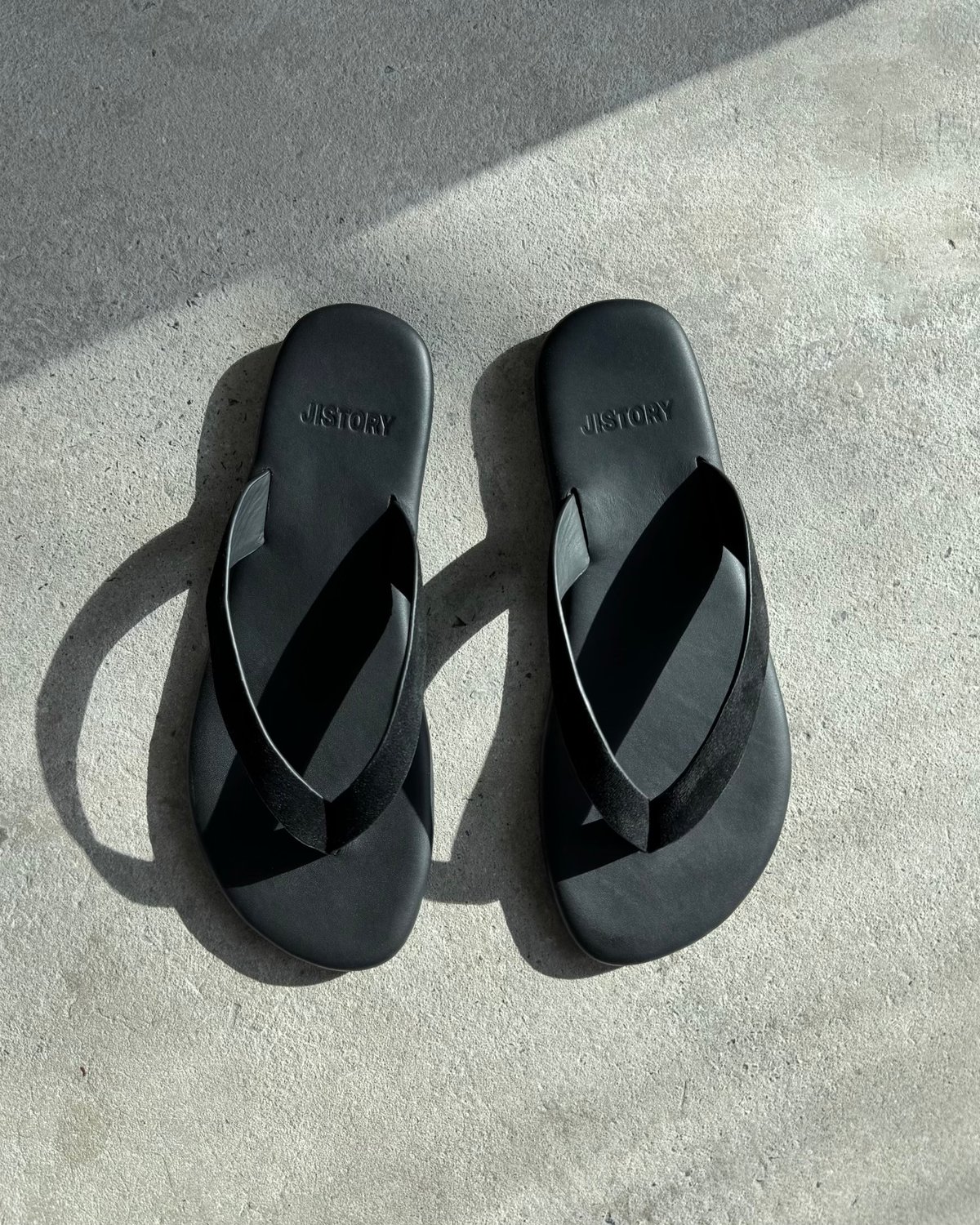 LEATHER THONG SANDALS | JISTORY