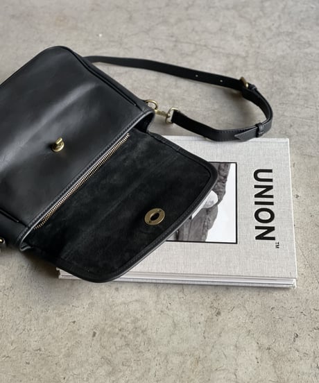 TURN LOCK SQUARE SHOULDER BAG