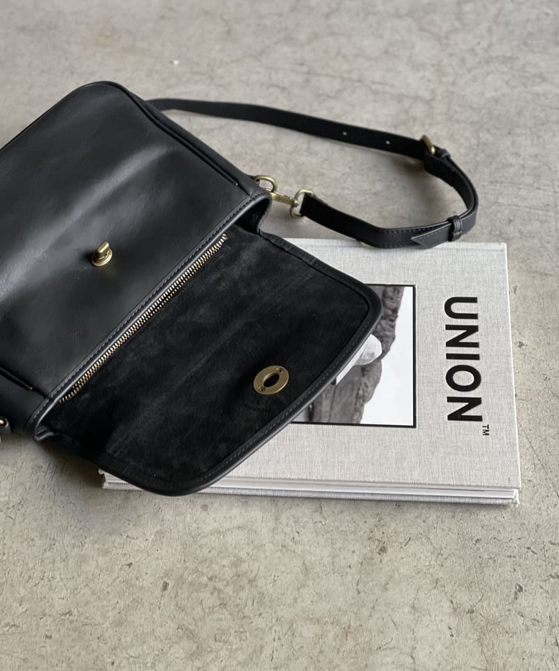 TURN LOCK SQUARE SHOULDER BAG | JISTORY