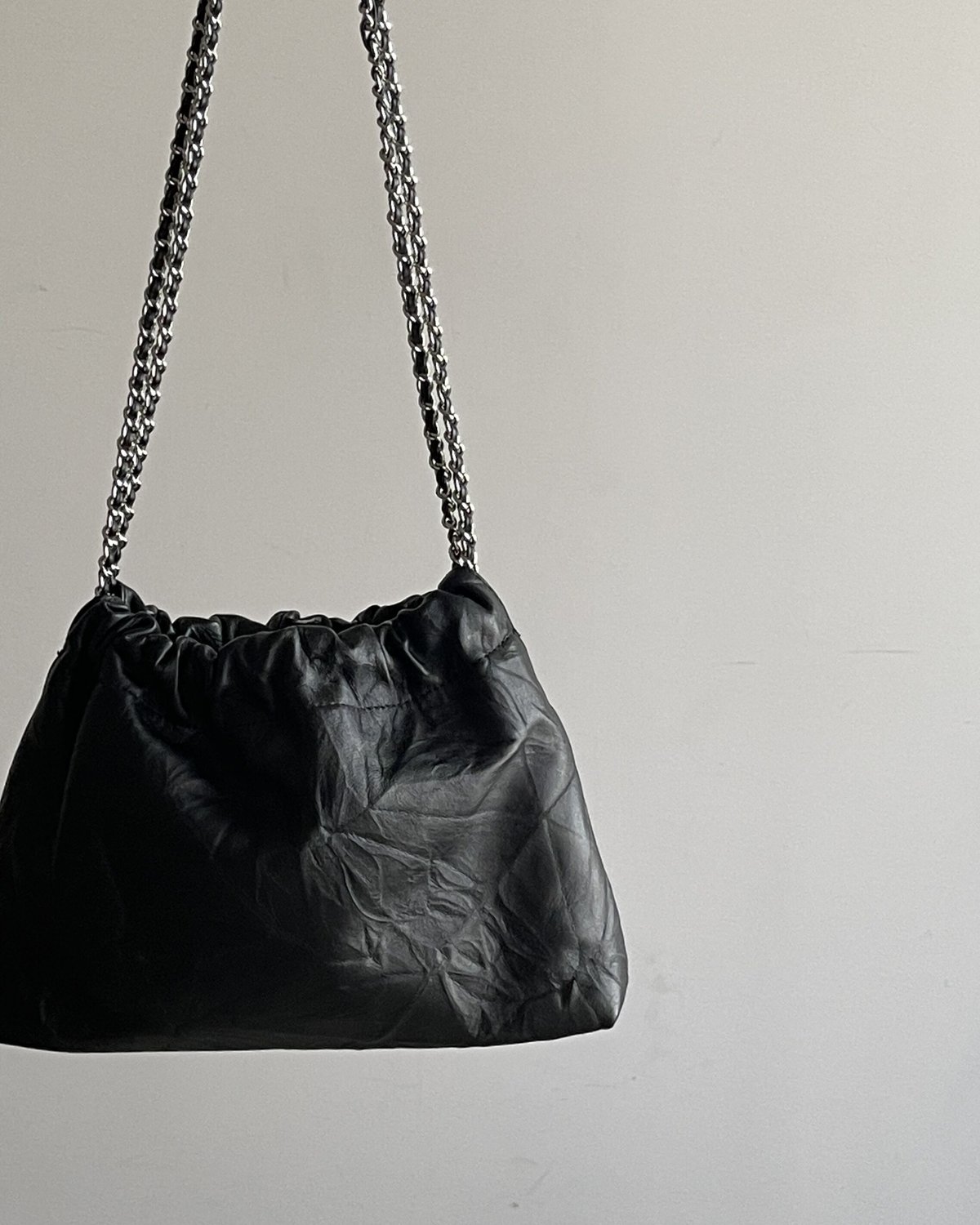 CHAIN SHOULDER WRINKLE BAG | JISTORY