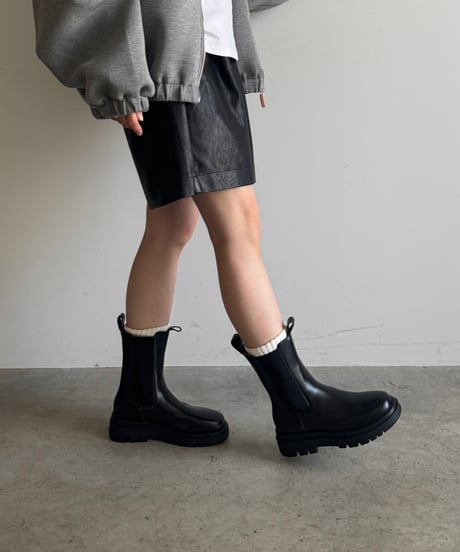 SIDE GORE CHELSEA BOOTS long