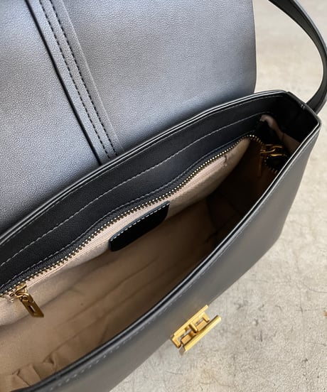 CENTER STITCH CLASSIC SHOULDER BAG