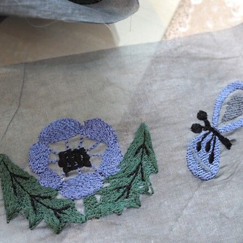 フランスアンティーク　刺繍ちょうちょレース 綿エンブレース 蝶 60ローン ちょうちょ 刺繍 刺しゅう生地